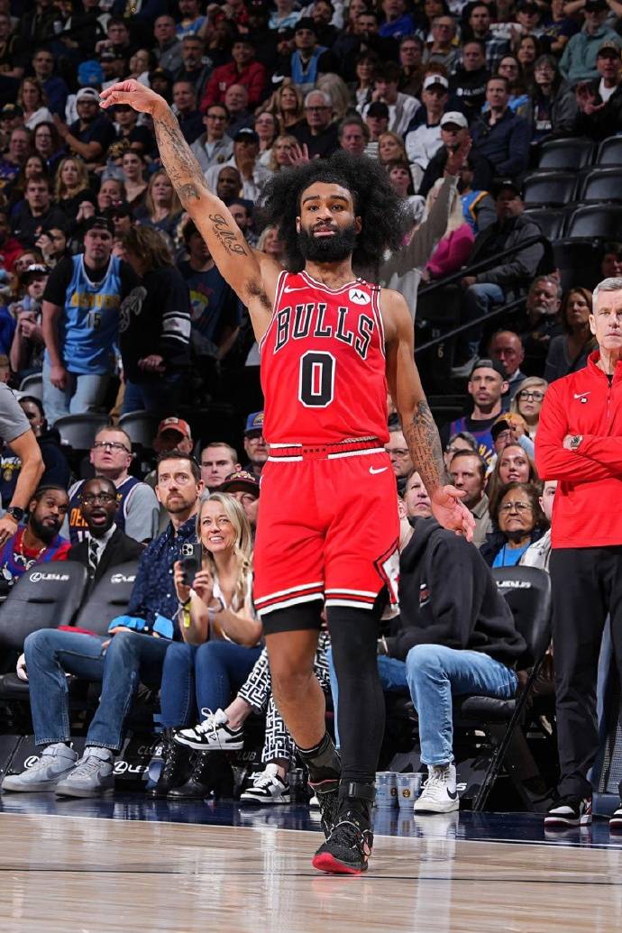 包含芝加哥公牛发布备战花絮；冲刺阶段伤情更新；欧篮联任务艰巨；团队化学反应显著的词条