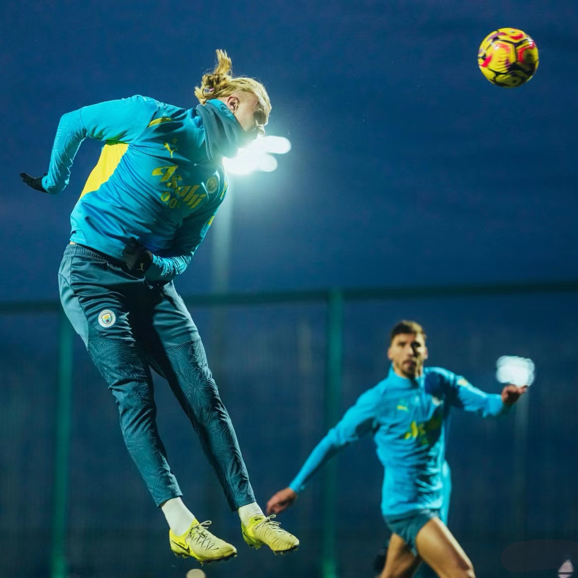 赛地聚焦:意甲今晚热度飙升,曼城更衣室发声,气氛紧张,年轻球员得到机会(天空一声巨响路人甲闪亮登场64) 赛地聚焦:意甲今晚热度飙升,曼城更衣室发声,气氛紧张,年轻球员得到机会(天空一声巨响路人甲闪亮登场64)