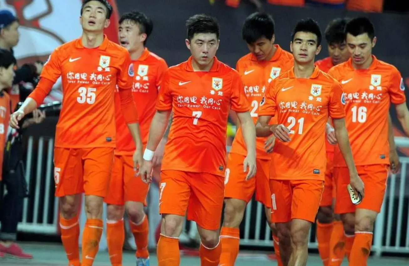 亚冠赛前再迎强敌，斯图加特官宣签约，主帅态度：底气十足，身体对抗强度拉满的简单介绍