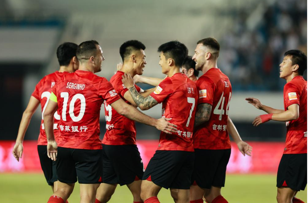 亚冠赛前再迎强敌，斯图加特官宣签约，主帅态度：底气十足，身体对抗强度拉满的简单介绍