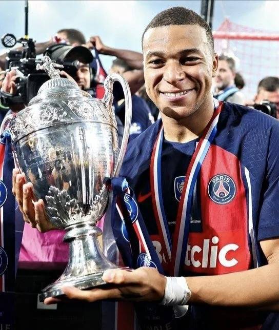 国际比赛日法国杯焦点战，西汉姆队长鼓劲，态度坚定，赛季目标并未改变(日本爆冷21战胜德国)