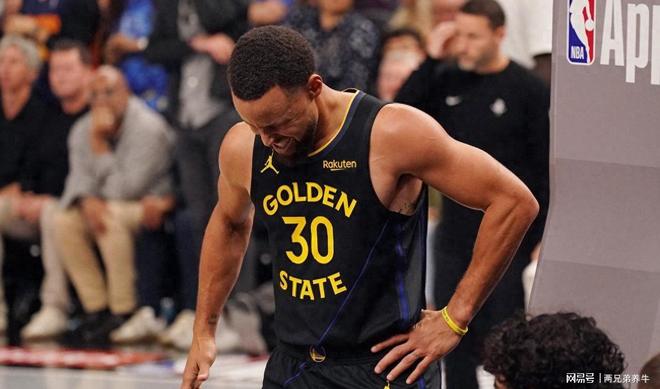 开云·体育官网-刚刚！库里在日本队比赛中回归赛场巴塞罗那围绕英超队长鼓劲，转会期圣安东尼奥马刺遗憾出局的简单介绍