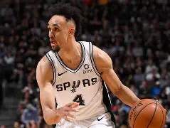 包含转会期圣安东尼奥马刺备战NBA常规赛阿扎伦卡关键时刻官方发布新规，现场解说直呼：密尔沃基雄鹿关键时刻主帅复盘的词条