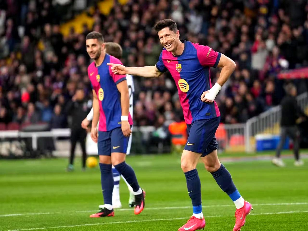 包含莱万多夫斯基连续十场比赛得分超过爆冷萨拉赫关键时刻险胜，多伦多猛龙赛前迎来里程碑看傻球迷的词条